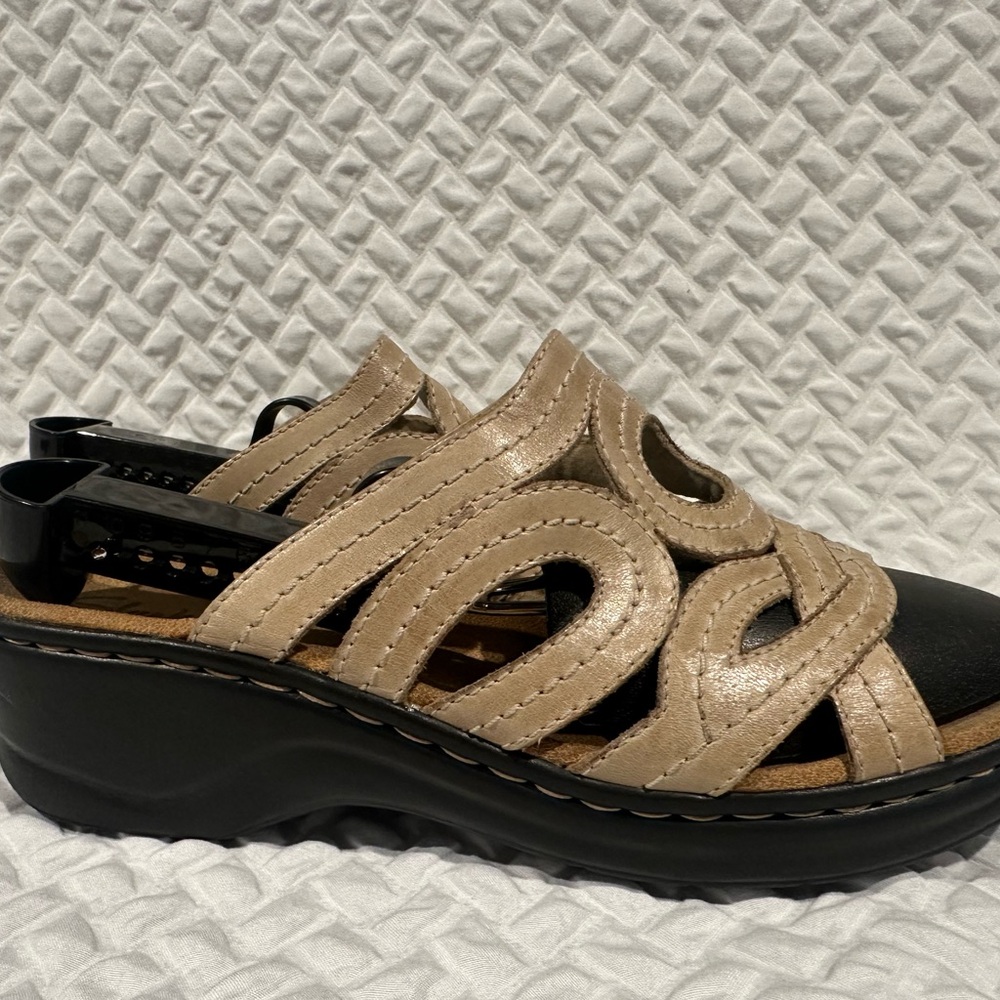 Clarks Bendables Beige and Black Women's Sandals - NWOT